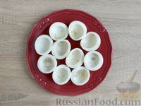 Фото приготовления рецепта: Яйца, фаршированные сыром и крабовыми палочками - шаг №12