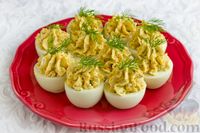Фото приготовления рецепта: Яйца, фаршированные сыром и крабовыми палочками - шаг №15