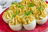 Фото приготовления рецепта: Яйца, фаршированные сыром и крабовыми палочками - шаг №16