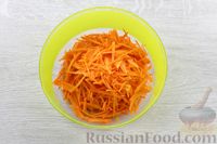 Фото приготовления рецепта: Салат с морковью, мандаринами, яблоком и грецкими орехами - шаг №2