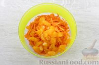 Фото приготовления рецепта: Салат с морковью, мандаринами, яблоком и грецкими орехами - шаг №3