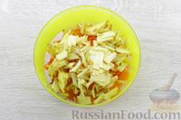 Фото приготовления рецепта: Салат с морковью, мандаринами, яблоком и грецкими орехами - шаг №4