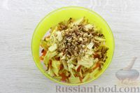 Фото приготовления рецепта: Салат с морковью, мандаринами, яблоком и грецкими орехами - шаг №5