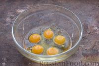 Фото приготовления рецепта: Яичный рулет с красной рыбой и плавленым сыром - шаг №2