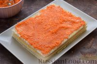 Фото приготовления рецепта: Закусочный вафельный торт "Мимоза" с рыбными консервами, морковью и сыром - шаг №9