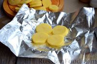 Фото приготовления рецепта: Мясо по-французски с ананасами, картошкой и сыром (в фольге) - шаг №6