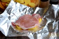 Фото приготовления рецепта: Мясо по-французски с ананасами, картошкой и сыром (в фольге) - шаг №7