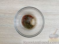 Фото приготовления рецепта: Гармошка из куриного филе с грибами, помидорами и сыром - шаг №4
