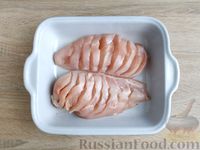 Фото приготовления рецепта: Гармошка из куриного филе с грибами, помидорами и сыром - шаг №3