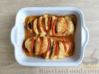 Фото приготовления рецепта: Гармошка из куриного филе с грибами, помидорами и сыром - шаг №10