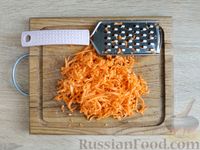 Фото приготовления рецепта: Минтай, тушенный в сметанном соусе (на сковороде) - шаг №2