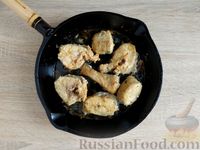 Фото приготовления рецепта: Минтай, тушенный в сметанном соусе (на сковороде) - шаг №9