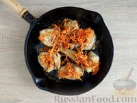 Фото приготовления рецепта: Минтай, тушенный в сметанном соусе (на сковороде) - шаг №10