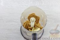 Фото приготовления рецепта: Творожный десерт с печеньем и карамелизированными мандаринами - шаг №5