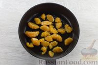 Фото приготовления рецепта: Творожный десерт с печеньем и карамелизированными мандаринами - шаг №8