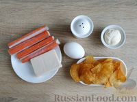 Фото приготовления рецепта: Слоёный салат с крабовыми палочками, плавленым сыром, яйцами и чипсами - шаг №1