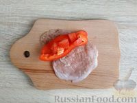 Фото приготовления рецепта: Куриные рулетики с болгарским перцем и помидорами, под сыром (в духовке) - шаг №9