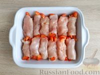 Фото приготовления рецепта: Куриные рулетики с болгарским перцем и помидорами, под сыром (в духовке) - шаг №11