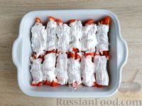 Фото приготовления рецепта: Куриные рулетики с болгарским перцем и помидорами, под сыром (в духовке) - шаг №12