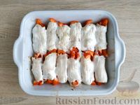 Фото приготовления рецепта: Куриные рулетики с болгарским перцем и помидорами, под сыром (в духовке) - шаг №13
