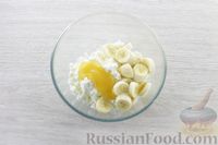 Фото приготовления рецепта: Творожно-банановые шарики "Снеговички" - шаг №2