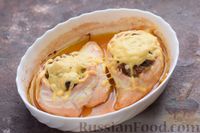 Фото приготовления рецепта: Куриные лодочки с печенью, овощами, грибами и сыром (в духовке) - шаг №10