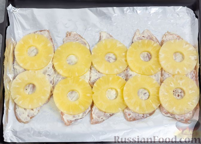 Как приготовить отбивную с ананасами и сыром в духовке