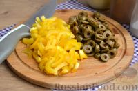 Фото приготовления рецепта: Салат с говядиной, кукурузой, оливками и сухариками - шаг №6