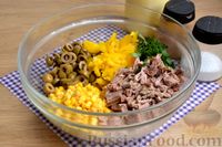 Фото приготовления рецепта: Салат с говядиной, кукурузой, оливками и сухариками - шаг №8