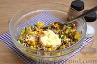Фото приготовления рецепта: Салат с говядиной, кукурузой, оливками и сухариками - шаг №9