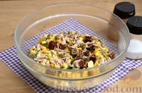 Фото приготовления рецепта: Салат с говядиной, кукурузой, оливками и сухариками - шаг №11