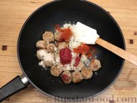 Фото приготовления рецепта: Спагетти с фрикадельками и сыром в томатном соусе (на сковороде) - шаг №5