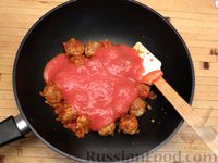 Фото приготовления рецепта: Рыба, тушенная с помидорами и пекинской капустой - шаг №8