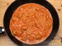 Фото приготовления рецепта: Спагетти с фрикадельками и сыром в томатном соусе (на сковороде) - шаг №12