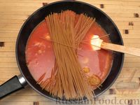 Фото приготовления рецепта: Спагетти с фрикадельками и сыром в томатном соусе (на сковороде) - шаг №8