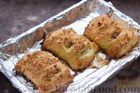 Фото приготовления рецепта: Слоёные пирожки с треской, вялеными помидорами и арахисовой посыпкой - шаг №10