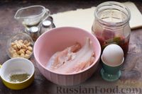 Фото приготовления рецепта: Слоёные пирожки с треской, вялеными помидорами и арахисовой посыпкой - шаг №1