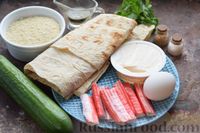 Фото приготовления рецепта: Рулетики из лаваша с крабовыми палочками, плавленым сыром и огурцом (на сковороде) - шаг №1
