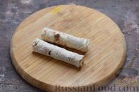 Фото приготовления рецепта: Рулетики из лаваша с крабовыми палочками, плавленым сыром и огурцом (на сковороде) - шаг №5