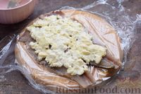 Фото приготовления рецепта: Рулет из сельди с плавленым сыром и солёными огурцами - шаг №5
