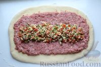 Фото приготовления рецепта: Пирог с мясом, помидорами и сыром (из дрожжевого теста) - шаг №11