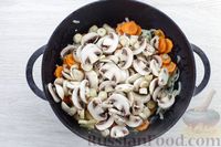 Фото приготовления рецепта: Перловая каша с грибами, морковью и сыром (в духовке) - шаг №3