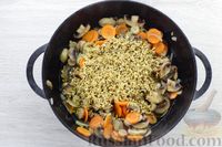 Фото приготовления рецепта: Перловая каша с грибами, морковью и сыром (в духовке) - шаг №4