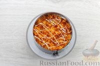 Фото приготовления рецепта: Слоёный салат с курицей, картофелем, морковью, сыром и грибами - шаг №11