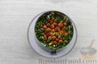 Фото приготовления рецепта: Слоёный салат с курицей, картофелем, морковью, сыром и грибами - шаг №12