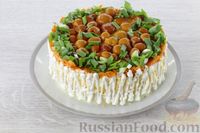 Фото приготовления рецепта: Слоёный салат с курицей, картофелем, морковью, сыром и грибами - шаг №13