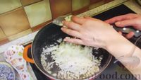 Фото приготовления рецепта: Мясные рулетики с яйцом и луком - шаг №7