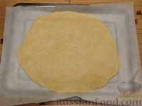 Фото приготовления рецепта: Закрытый песочный пирог с курицей и рисом - шаг №13