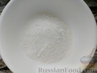 Фото приготовления рецепта: Тёртый пирог с луком и плавленым сыром - шаг №5