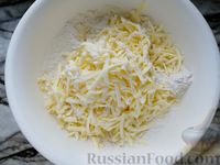 Фото приготовления рецепта: Тёртый пирог с луком и плавленым сыром - шаг №6